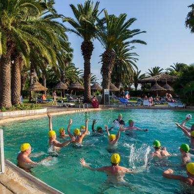 groupe jouant au water polo