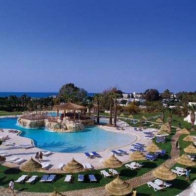 piscine avec transats