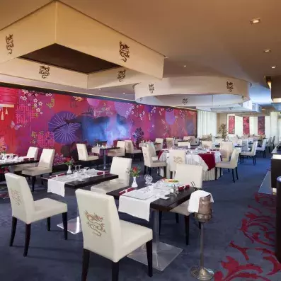 salle de restaurant chaises blanches