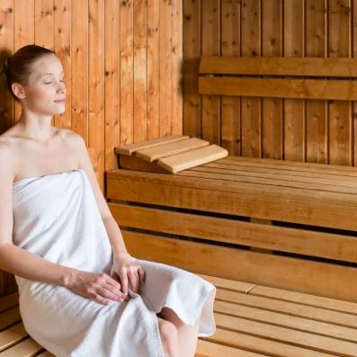 femme dans un sauna