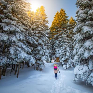 homme marchant dans la neige