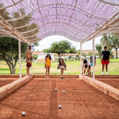 personnes jouant à la pétanque