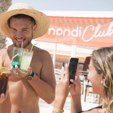 homme avec chapeau et cocktails