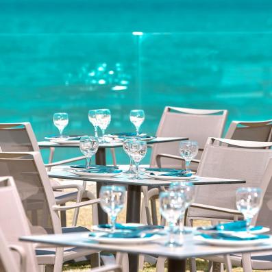 tables devant mer