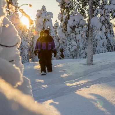 personnes marchant dans la neige