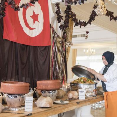 femme découvrant un plat de couscous