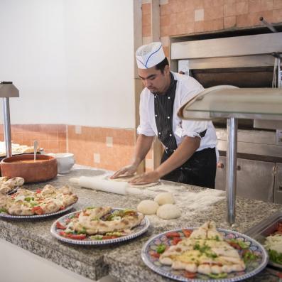 cuisinier préparant pâte à pizza