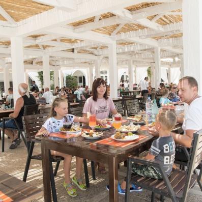 famille déjeunant sur terrasse