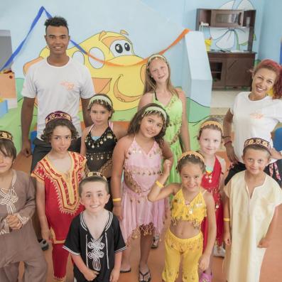groupe d'enfants en tenue tunisienne
