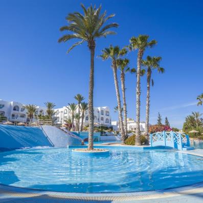 piscine avec palmiers