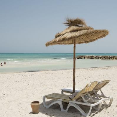 2 transats et parasol sur la plage