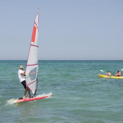 personne faisant de la planche à voile