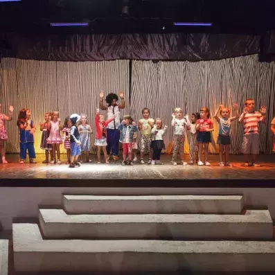 enfants participant à un spectacle