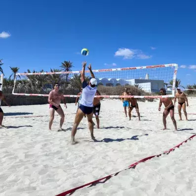 groupe jouant au beach volley