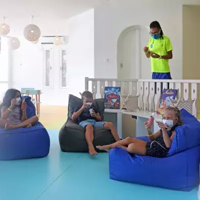 enfants assis sur des poufs bleus