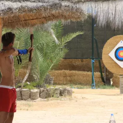 personne tirant à l'arc