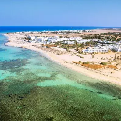 vue aérienne de l'hôtel et la plage