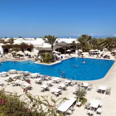 piscine avec transats