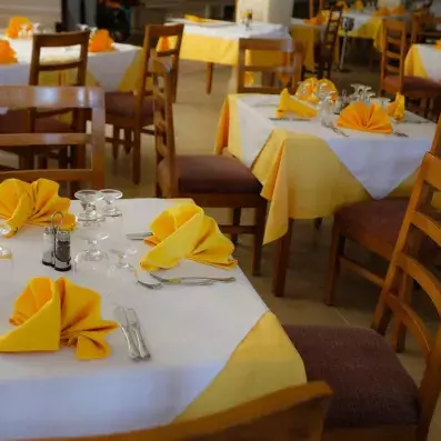 tables dans restaurant