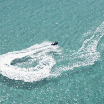 vue aérienne d'un scooter de mer dans l'eau