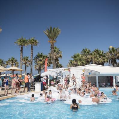 fête mousse dans la piscine