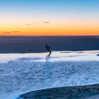 lac de sel au coucher du soleil