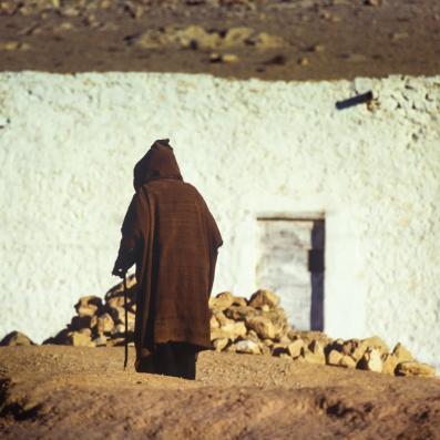 un homme de dos en djellabah marron