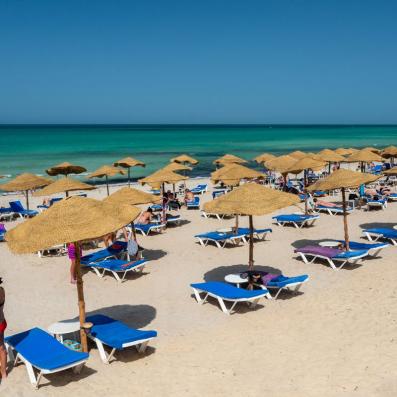 plage avec parasols et transats