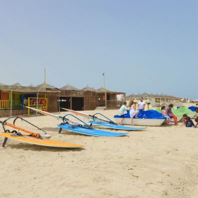 plage avec planches à voile