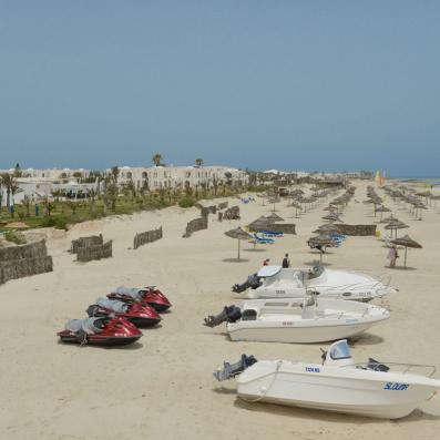 plage avec bateaux et jet ski