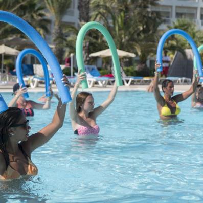 groupe faisant de l'aqua gym dans la piscine