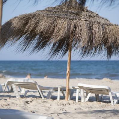 plage avec parasol et transats