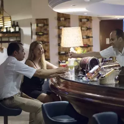 couple accoudé au bar