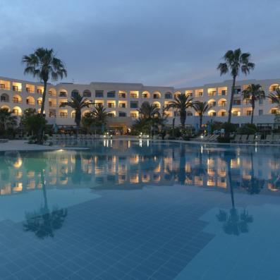 hôtel et piscine de nuit