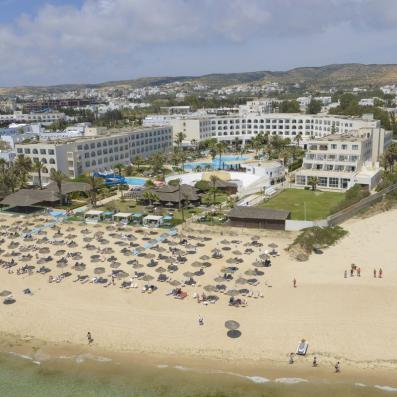 vue aérienne de l'hôtel et de la plage