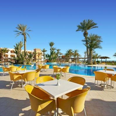 tables et chaises jaunes devant piscine