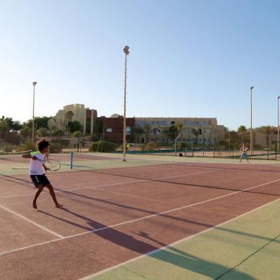 personnes jouant au tennis