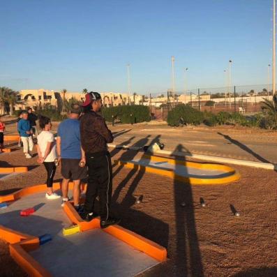 groupe jouant au mini-golf