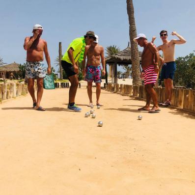 groupe jouant à la pétanque