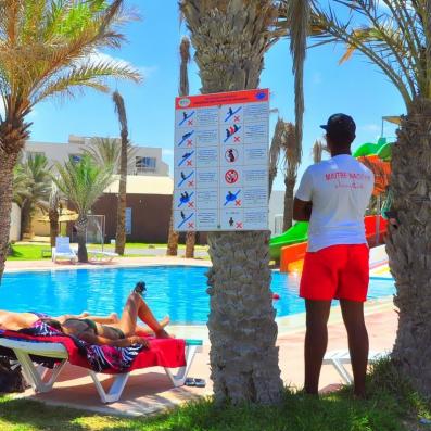 maitre nageur devant piscine