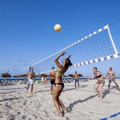 groupe jouant au beach volley