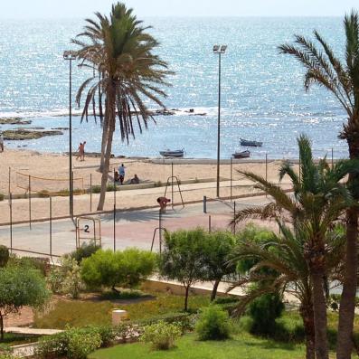 terrain de tennis à côte de la mer