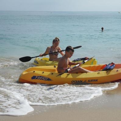 personnes sur canoë en bord de mer