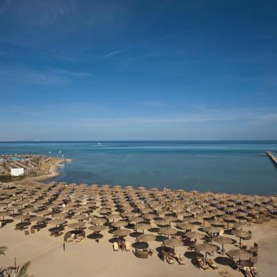 plage avec transats et parasols