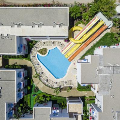 piscine avec toboggan