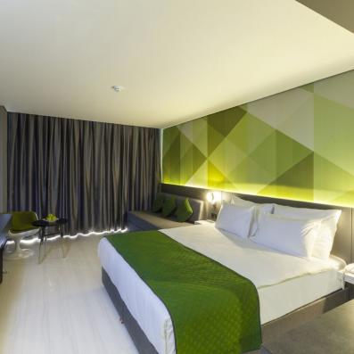 chambre grand lit dessus lit vert