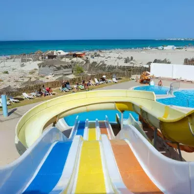 toboggans aquatiques avec mer en arrière plan