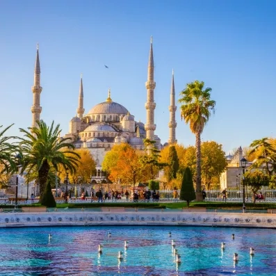 mosquée devant étendue d'eau