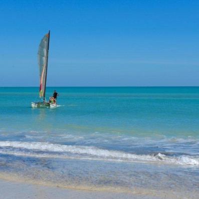 catamaran sur la mer