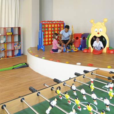 enfants et baby foot au mini club